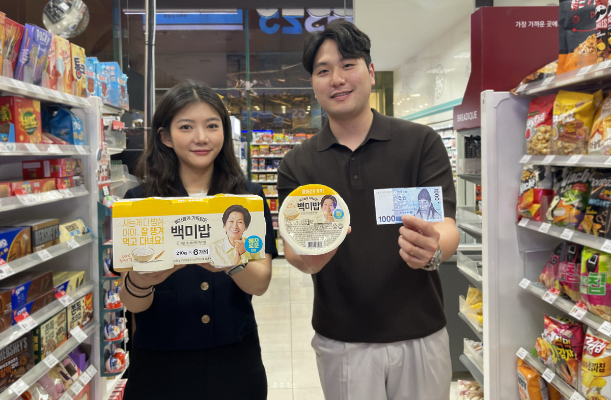 ▲모델들이 편의점 GS25에서 1000원에 판매하는 혜자백미밥을 소개하고 있다. (사진제공=GS리테일)