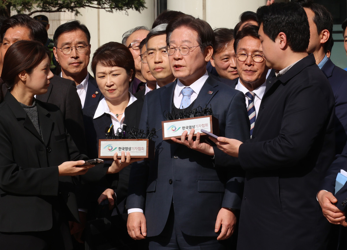 ▲이재명 더불어민주당 대표가 3월 26일 오후 서울 서초구 서울고등법원에서 열린 공직선거법 위반 사건 항소심에서 무죄를 선고받은 뒤 입장을 밝히고 있다. (사진=뉴시스)