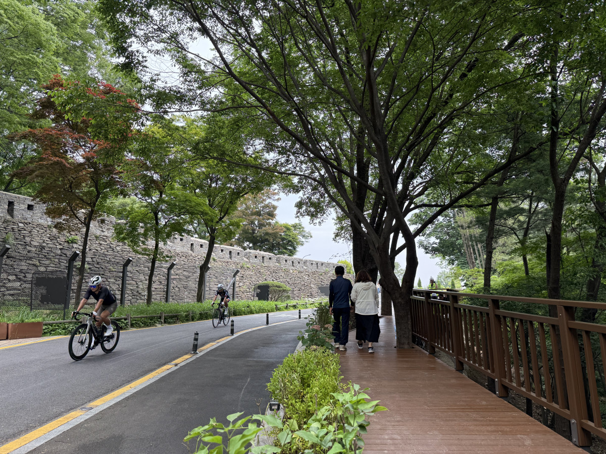 ▲남산 순환ㄴ로에 보행자 전용 데크가 설치됐다. 사진제공-서울시