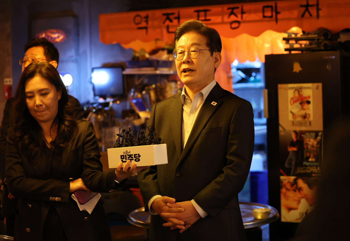 ▲이재명 더불어민주당 대선후보가 지난달 1일 오후 서울 종로구의 한 포장마차에서 열린 비전형 노동자 간담회를 마친 뒤 대법원이 공직선거법 위반과 관련한 2심 판결을 파기 환송한데 대한 취재진 질문에 답하고 있다. (공동취재) (사진=뉴시스)
