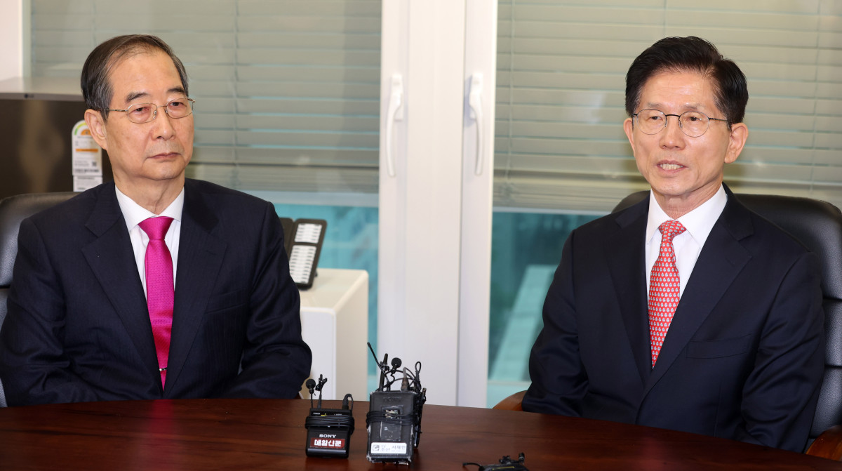 ▲김문수 국민의힘 대선 후보가 지난달 11일 오전 서울 여의도 국민의힘 당사 내 대통령 후보실에서 한덕수 전 국무총리와 회동하며 발언하고 있다. (공동취재) (사진=뉴시스)