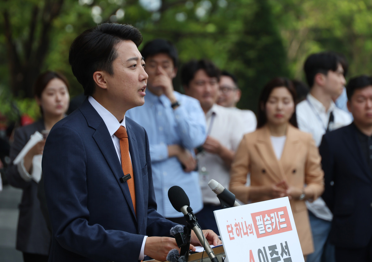 ▲이준석 개혁신당 대선 후보가 지난달 27일 서울 여의도 국회 소통관 앞에서 단일화 관련 기자회견을 하고 있다. (사진=뉴시스)