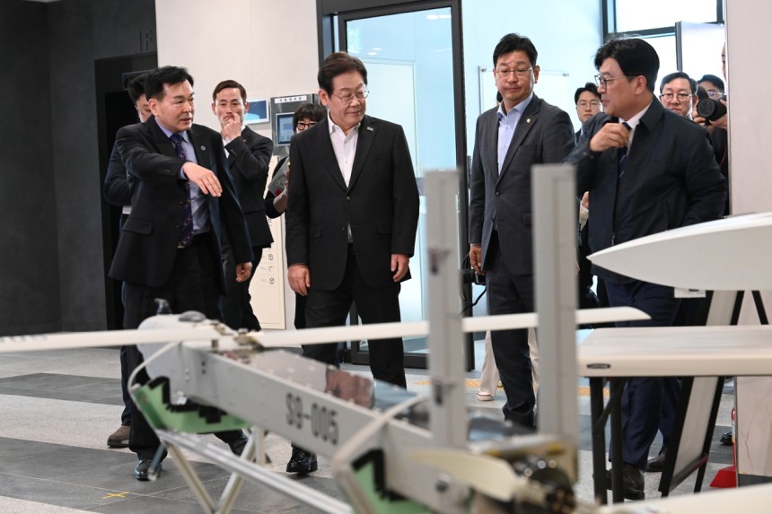 ▲이재명 대통령 당선인이 지난 4월 17일 대전 유성구 국방과학연구소에서 개발 중인 무기체계를 둘러보고 있다. (국회사진기자단)