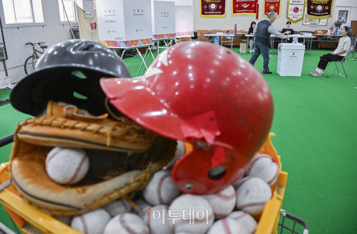 ▲제21대 대통령선거 본투표일인 3일 서울 중구 청구초등학교 야구부실내훈련장에 마련된 청구동제1투표소에서 시민들이 투표를 하고 있다. 이날 대선 본투표는 오전 6시부터 오후 8시까지 전국 1만4295개 투표소에서 진행된다. 조현호 기자 hyunho@