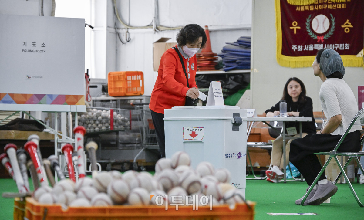 ▲제21대 대통령선거 본투표일인 3일 서울 중구 청구초등학교 야구부실내훈련장에 마련된 청구동제1투표소에서 시민들이 투표를 하고 있다. 이날 대선 본투표는 오전 6시부터 오후 8시까지 전국 1만4295개 투표소에서 진행된다. 조현호 기자 hyunho@