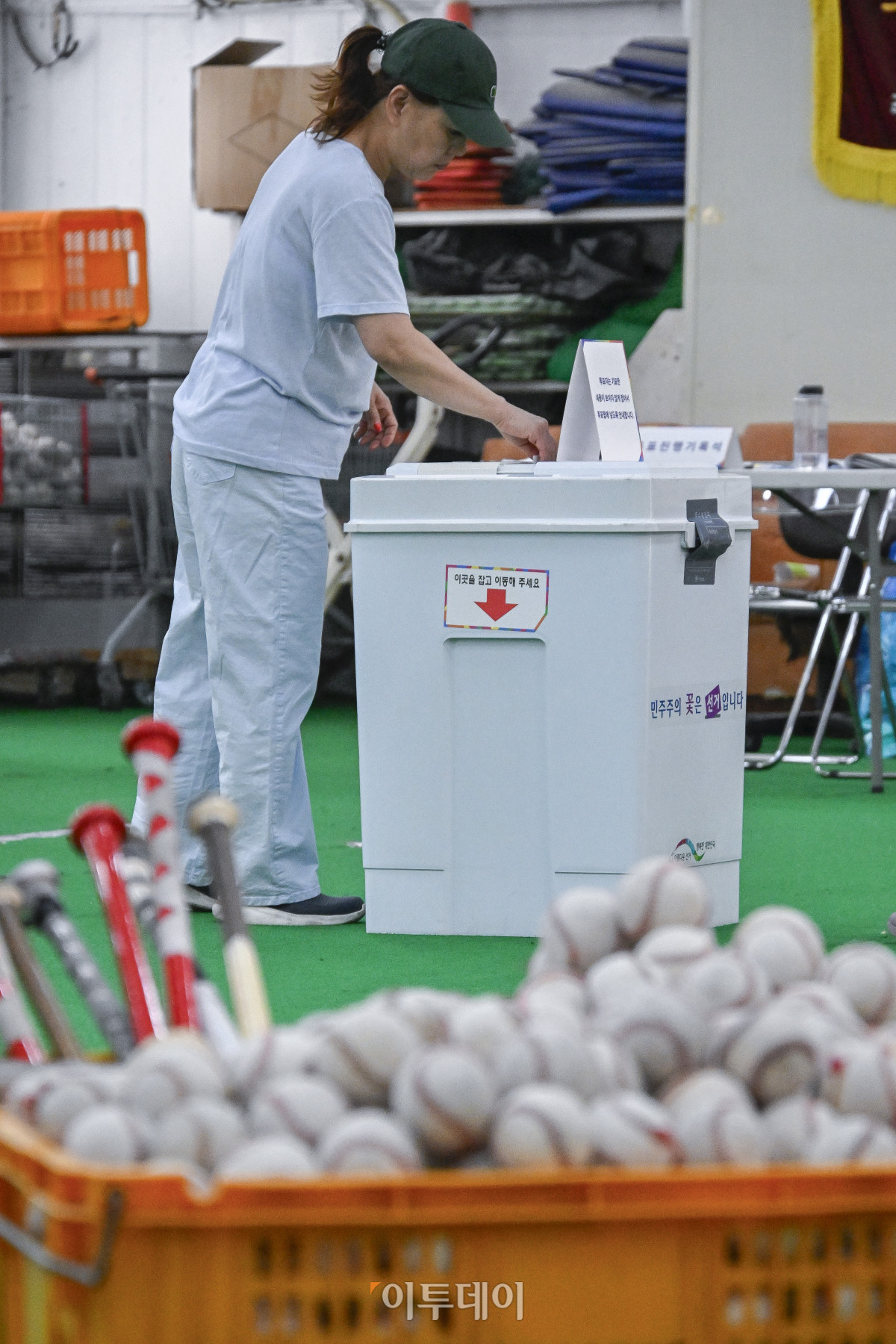 ▲제21대 대통령선거 본투표일인 3일 서울 중구 청구초등학교 야구부실내훈련장에 마련된 청구동제1투표소에서 시민들이 투표를 하고 있다. 이날 대선 본투표는 오전 6시부터 오후 8시까지 전국 1만4295개 투표소에서 진행된다. 조현호 기자 hyunho@