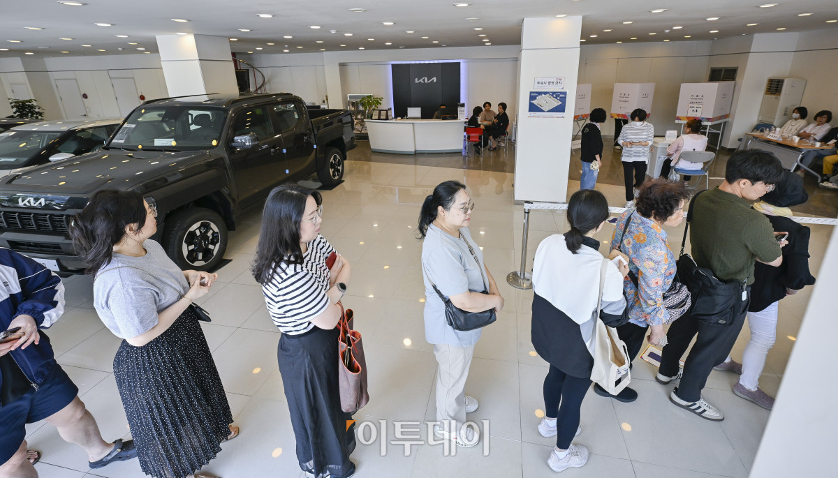 ▲제21대 대통령선거 본투표일인 3일 서울 광진구 기아자동차 대공원대리점에 마련된 능동제3표소에서 시민들이 투표를 하기 위해 줄을 서서 대기하고 있다. 이날 대선 본투표는 오전 6시부터 오후 8시까지 전국 1만4295개 투표소에서 진행된다. 조현호 기자 hyunho@