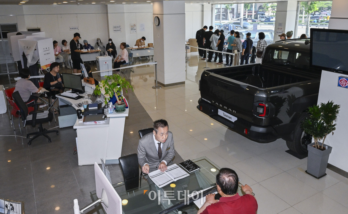 ▲제21대 대통령선거 본투표일인 3일 서울 광진구 기아자동차 대공원대리점에 마련된 능동제3표소에서 시민들이 투표를 하고 있다. 이날 대선 본투표는 오전 6시부터 오후 8시까지 전국 1만4295개 투표소에서 진행된다. 조현호 기자 hyunho@