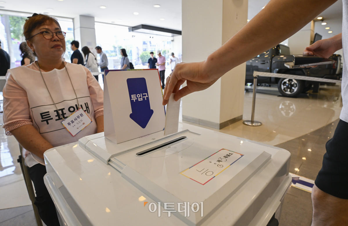 ▲제21대 대통령선거 본투표일인 3일 서울 광진구 기아자동차 대공원대리점에 마련된 능동제3표소에서 시민들이 투표를 하고 있다. 이날 대선 본투표는 오전 6시부터 오후 8시까지 전국 1만4295개 투표소에서 진행된다. 조현호 기자 hyunho@