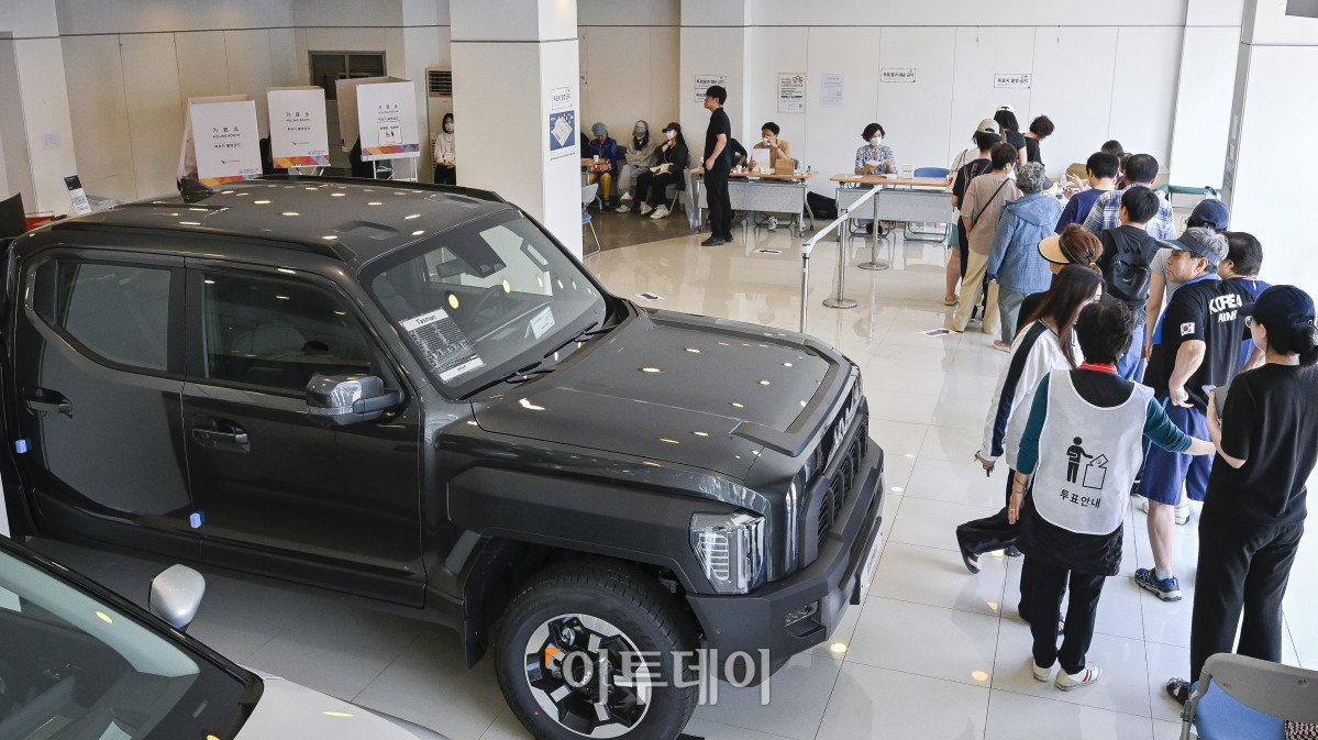 ▲제21대 대통령선거 본투표일인 3일 서울 광진구 기아자동차 대공원대리점에 마련된 능동제3표소에서 시민들이 투표를 하고 있다. 이날 대선 본투표는 오전 6시부터 오후 8시까지 전국 1만4295개 투표소에서 진행된다. 조현호 기자 hyunho@