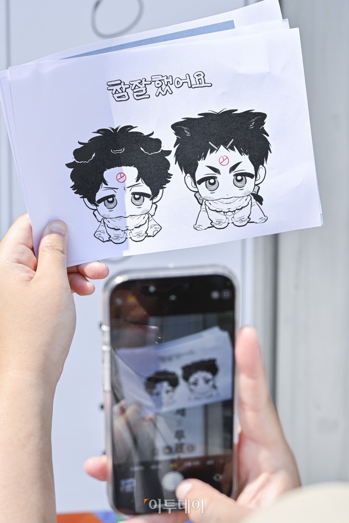 ▲제21대 대통령선거 본투표일인 3일 서울 광진구 기아자동차 대공원대리점에 마련된 능동제3표소에서 한 시민이 투표를 마친 후 인증샷을 찍고 있다. 이날 대선 본투표는 오전 6시부터 오후 8시까지 전국 1만4295개 투표소에서 진행된다. 조현호 기자 hyunho@