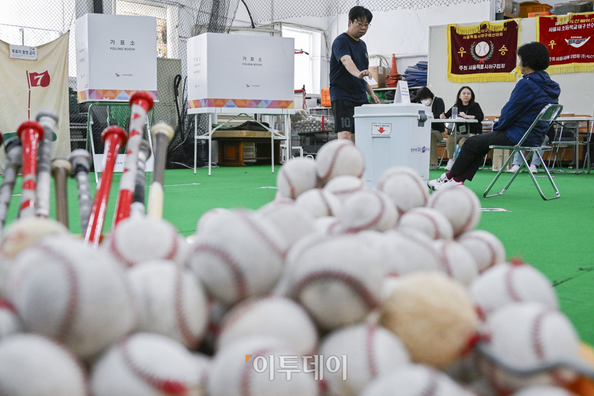 ▲제21대 대통령선거 본투표일인 3일 서울 중구 청구초등학교 야구부실내훈련장에 마련된 청구동제1투표소에서 시민들이 투표를 하고 있다. 이날 대선 본투표는 오전 6시부터 오후 8시까지 전국 1만4295개 투표소에서 진행된다. 조현호 기자 hyunho@