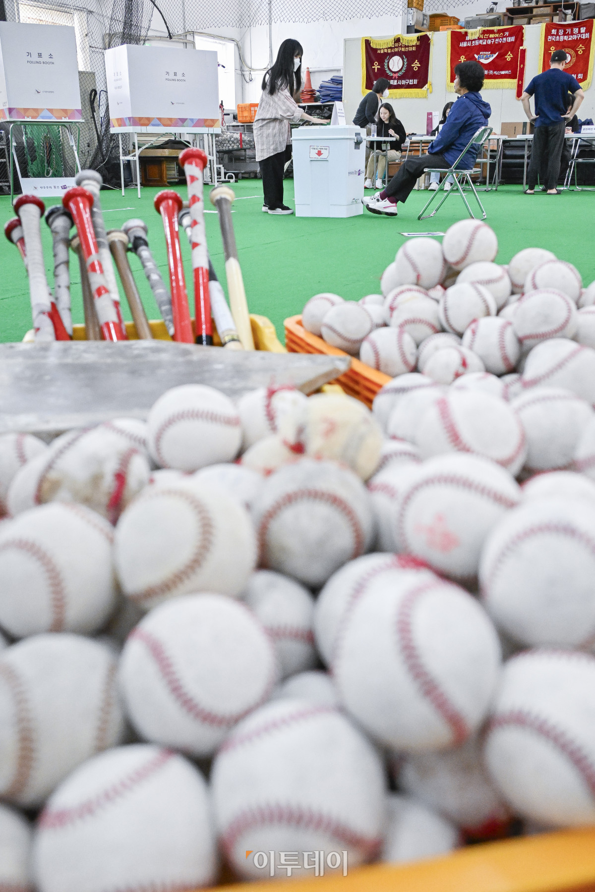 ▲제21대 대통령선거 본투표일인 3일 서울 중구 청구초등학교 야구부실내훈련장에 마련된 청구동제1투표소에서 시민들이 투표를 하고 있다. 이날 대선 본투표는 오전 6시부터 오후 8시까지 전국 1만4295개 투표소에서 진행된다. 조현호 기자 hyunho@