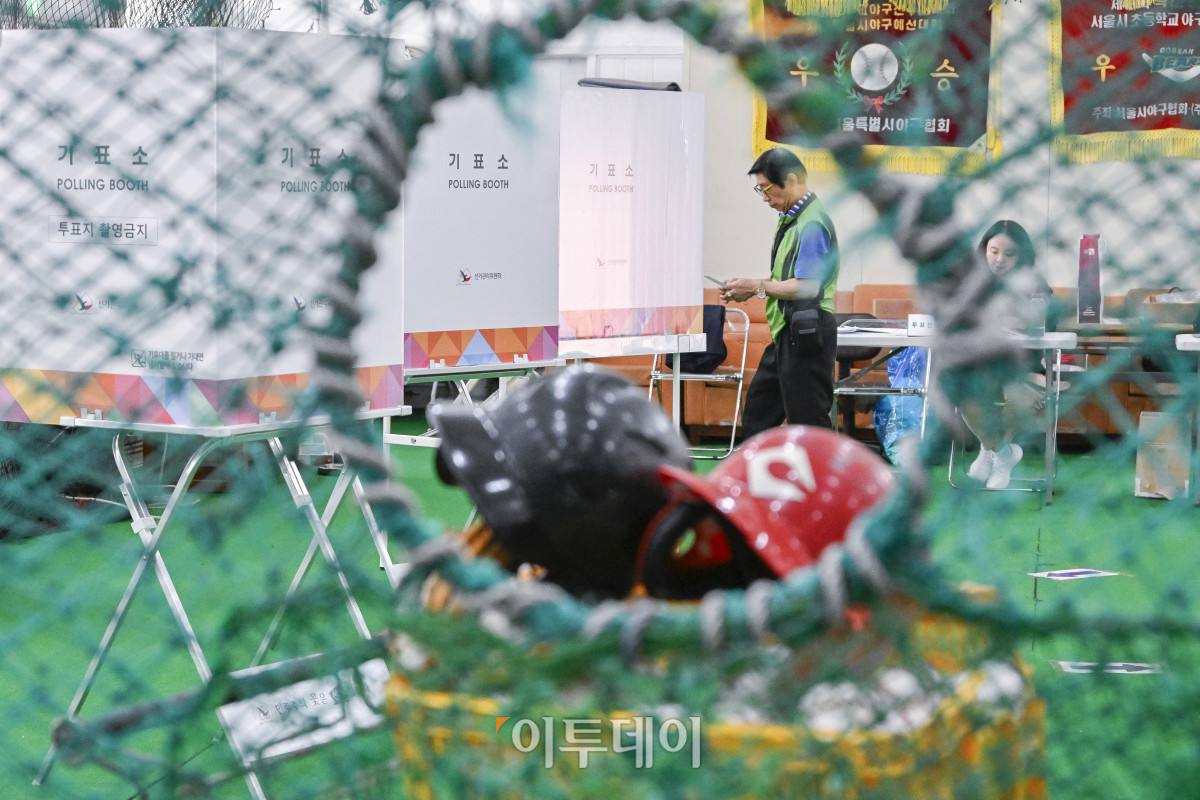 ▲제21대 대통령선거 본투표일인 3일 서울 중구 청구초등학교 야구부실내훈련장에 마련된 청구동제1투표소에서 시민들이 투표를 하고 있다. 이날 대선 본투표는 오전 6시부터 오후 8시까지 전국 1만4295개 투표소에서 진행된다. 조현호 기자 hyunho@