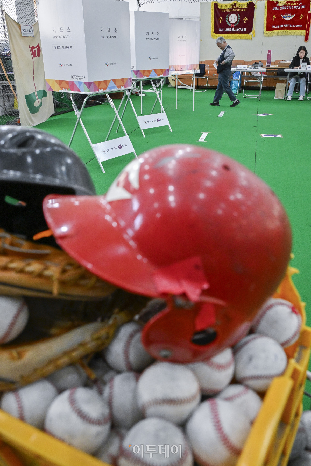 ▲제21대 대통령선거 본투표일인 3일 서울 중구 청구초등학교 야구부실내훈련장에 마련된 청구동제1투표소에서 시민들이 투표를 하고 있다. 이날 대선 본투표는 오전 6시부터 오후 8시까지 전국 1만4295개 투표소에서 진행된다. 조현호 기자 hyunho@