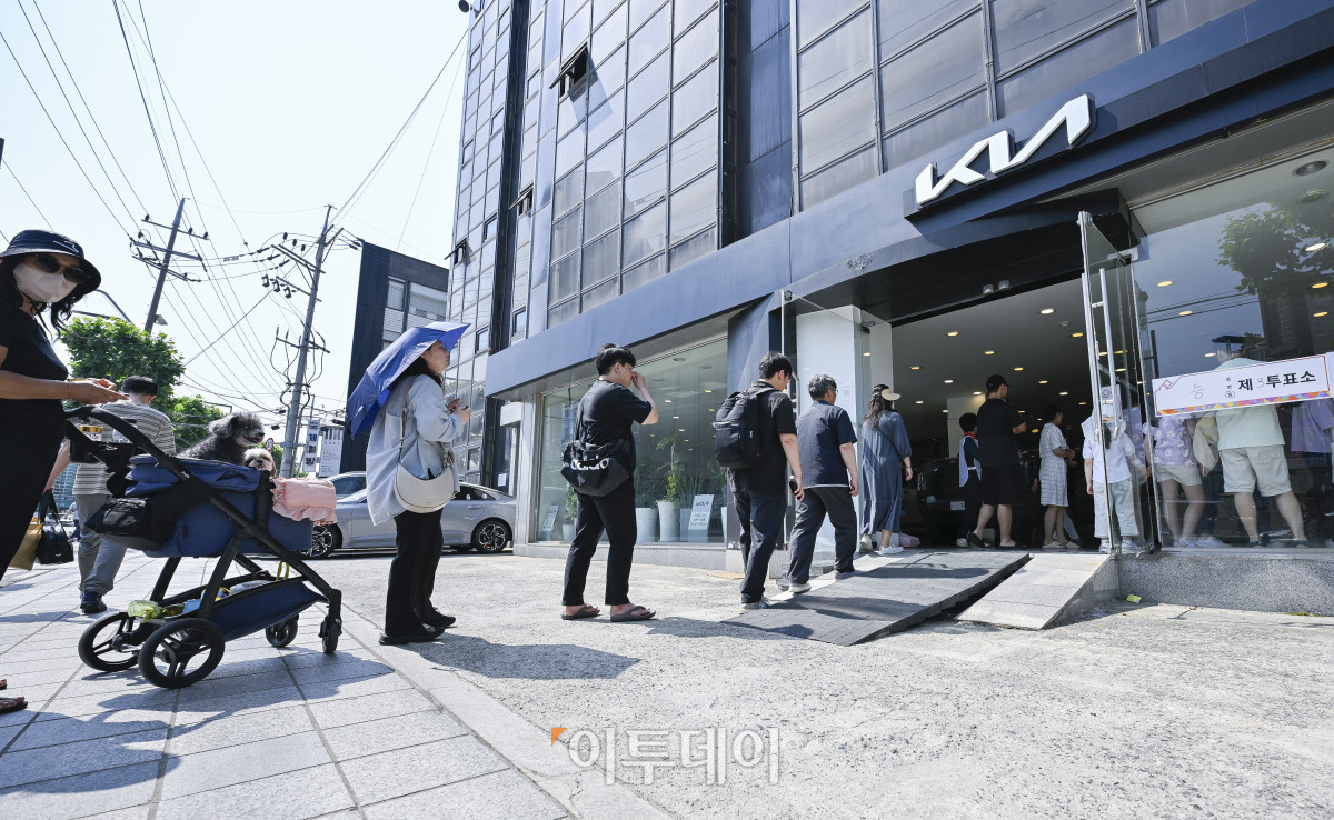 ▲제21대 대통령선거 본투표일인 3일 서울 광진구 기아자동차 대공원대리점에 마련된 능동제3표소에서 시민들이 투표를 하기 위해 줄을 서서 대기하고 있다. 이날 대선 본투표는 오전 6시부터 오후 8시까지 전국 1만4295개 투표소에서 진행된다. 조현호 기자 hyunho@