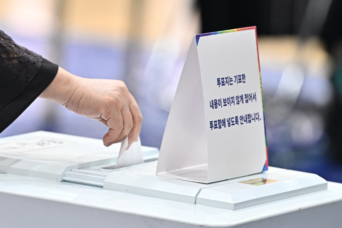 ▲3일 서울의 한 투표소에서 유권자가 투표를 하고 있다. AFP연합뉴스