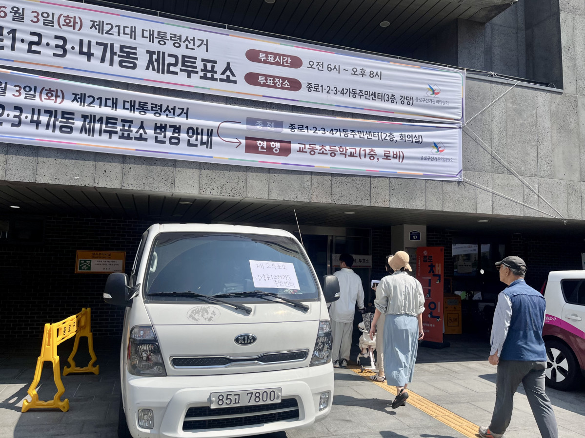 ▲3일 서울 종로구 종로1·2·3·4가동 제2투표소에 시민들이 들어가고 있다. 유모차에 탑승한 아기부터 노인까지 다양한 연령대 유권자들이 발걸음을 재촉하고 있다. (정유정 기자)