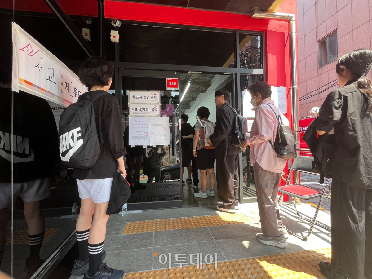 ▲제21대 대통령 선거일인 3일 오전 서울 레드로드예술실험센터 1층 전시실에 마련된 서교동제1투표소를 찾은 유권자들이 투표하기 위해 줄을 서고 있다. (송석주 기자 ssp@)