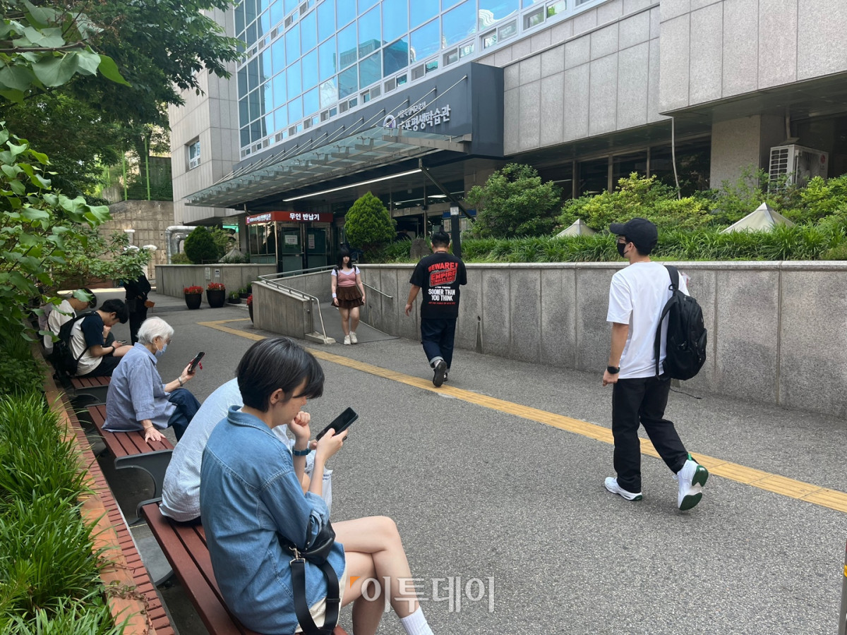 ▲제21대 대통령 선거일인 3일 오전 서울 마포평생학습관 1층에 마련된 서교동제6투표소를 찾은 유권자들이 투표 후 그늘 아래 벤치에 앉아 있다. (송석주 기자 ssp@)