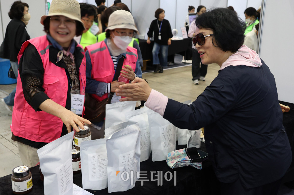 ▲일산 킨텍스에서 열린 2025 대한민국 노인일자리 박람회에서 관람객들이 부스를 둘러보고 있다. 고이란 기자 photoeran@ (이투데이DB)