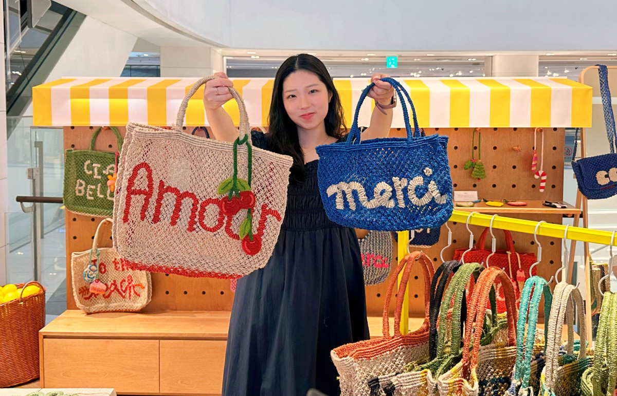 ▲롯데백화점 인천점 잭슨스 팝업스토어에서모델이 가방을 들고 있다. (사진제공=롯데백화점)