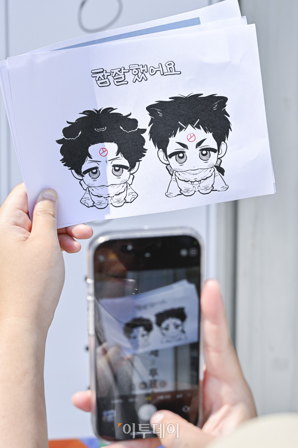 ▲제21대 대통령선거 본투표일인 3일 서울 광진구 기아자동차 대공원대리점에 마련된 능동제3표소에서 한 시민이 투표를 마친 후 인증샷을 찍고 있다. 이날 대선 본투표는 오전 6시부터 오후 8시까지 전국 1만4295개 투표소에서 진행된다. 조현호 기자 hyunho@ (이투데이DB)