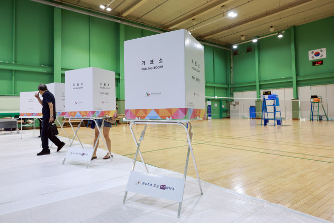 ▲제21대 대통령 선거일인 3일 서울 강남구 매봉산실내배드민턴장에 마련된 도곡1동제5투표소에서 유권자가 투표하고 있다. 2025.6.3. (연합뉴스)