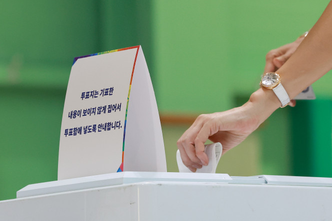▲제21대 대통령 선거일인 3일 서울 강남구 매봉산실내배드민턴장에 마련된 도곡1동제5투표소에서 유권자가 투표하고 있다. (연합뉴스)
