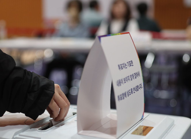 ▲제21대 대통령 선거일인 3일 경남 창원시 마산합포구 해운중학교 1층 체육관에 마련된 월영동 제4·5 투표소에서 유권자들이 투표하고 있다. 2025.6.3. (연합뉴스)