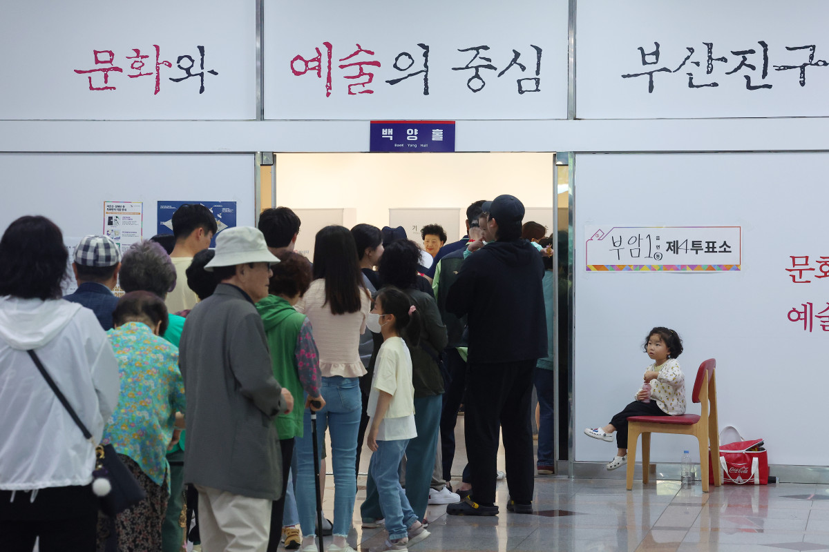 ▲제21대 대통령 선거일인 3일 부산진구청에 마련된 부암 1동 제4투표소에서 유권자들이 투표하기 위해 길게 줄을 서 있다. (연합뉴스)