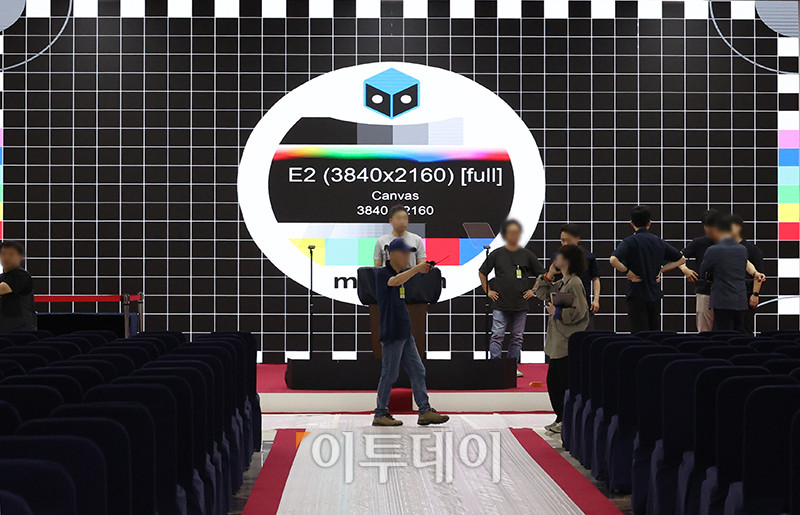 ▲제21대 대통령 선거일인 3일 서울 여의도 국회 본청 로텐더홀에서 관계자들이 다음날 열릴 취임식을 준비하고 있다. 고이란 기자 photoeran@