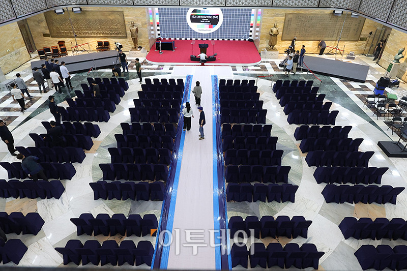 ▲제21대 대통령 선거일인 3일 서울 여의도 국회 본청 로텐더홀에서 관계자들이 다음날 열릴 취임식을 준비하고 있다. 고이란 기자 photoeran@