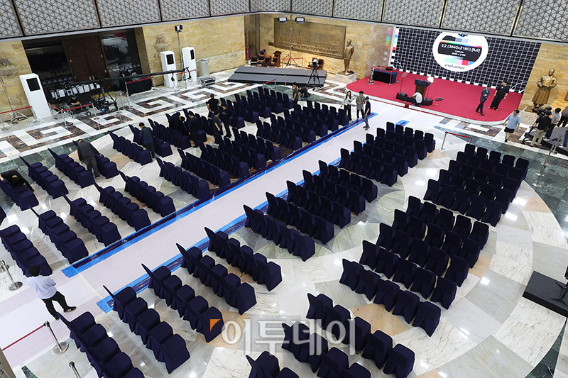 ▲제21대 대통령 선거일인 3일 서울 여의도 국회 본청 로텐더홀에서 관계자들이 다음날 열릴 취임식을 준비하고 있다. 고이란 기자 photoeran@