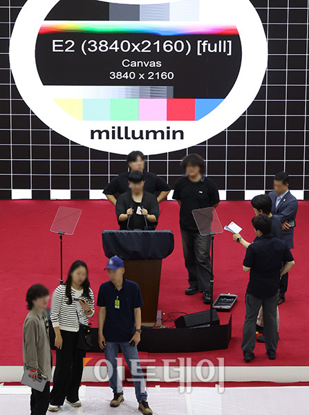 ▲제21대 대통령 선거일인 3일 서울 여의도 국회 본청 로텐더홀에서 관계자들이 다음날 열릴 취임식을 준비하고 있다. 고이란 기자 photoeran@