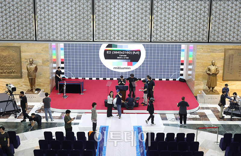 ▲제21대 대통령 선거일인 3일 서울 여의도 국회 본청 로텐더홀에서 관계자들이 다음날 열릴 취임식을 준비하고 있다. 고이란 기자 photoeran@