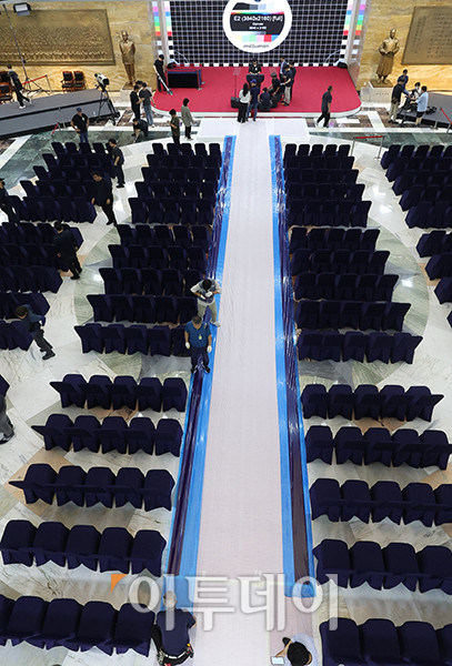 ▲제21대 대통령 선거일인 3일 서울 여의도 국회 본청 로텐더홀에서 관계자들이 다음날 열릴 취임식을 준비하고 있다. 고이란 기자 photoeran@