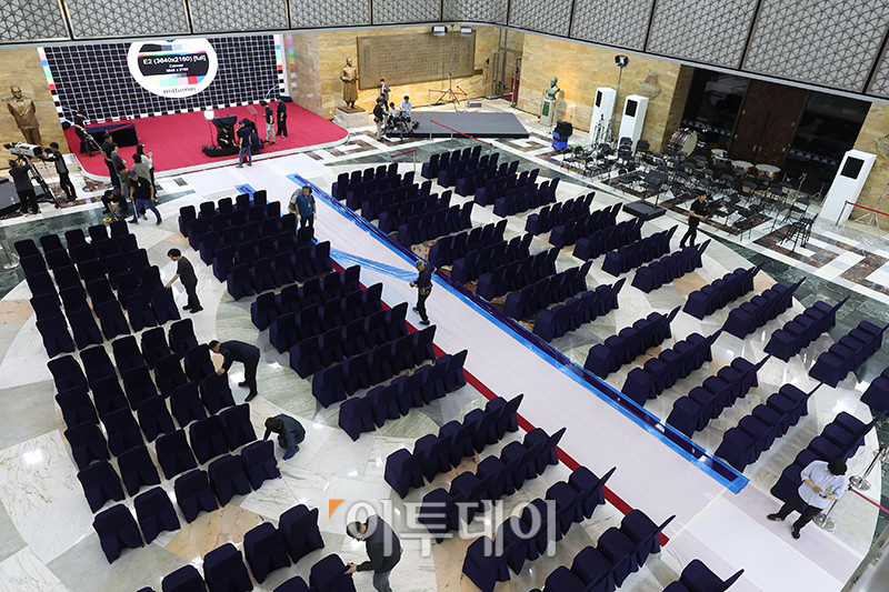 ▲제21대 대통령 선거일인 3일 서울 여의도 국회 본청 로텐더홀에서 관계자들이 다음날 열릴 취임식을 준비하고 있다. 고이란 기자 photoeran@