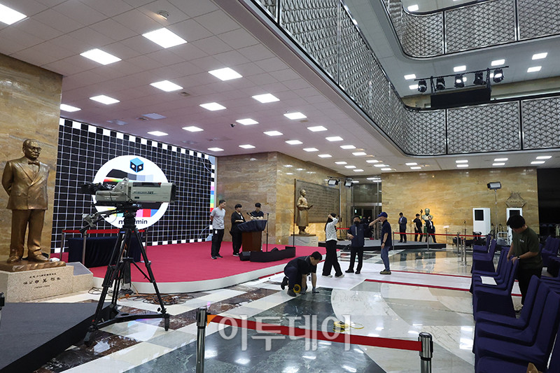 ▲제21대 대통령 선거일인 3일 서울 여의도 국회 본청 로텐더홀에서 관계자들이 다음날 열릴 취임식을 준비하고 있다. 고이란 기자 photoeran@