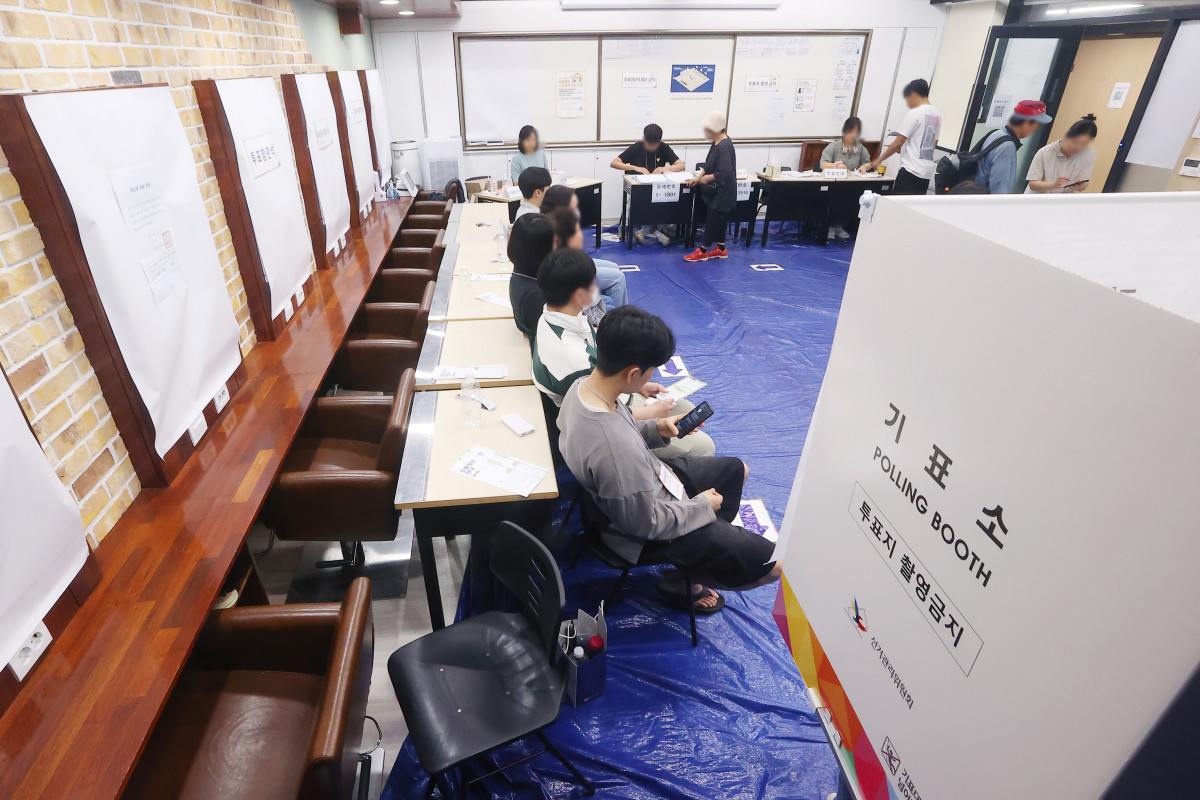 ▲제21대 대통령선거 투표일인 3일 서울 동대문구 서울정화고등학교 별관 헤어미용실습실에 마련된 제기동 제1투표소에서 유권자들이 투표하고 있다. (연합뉴스)