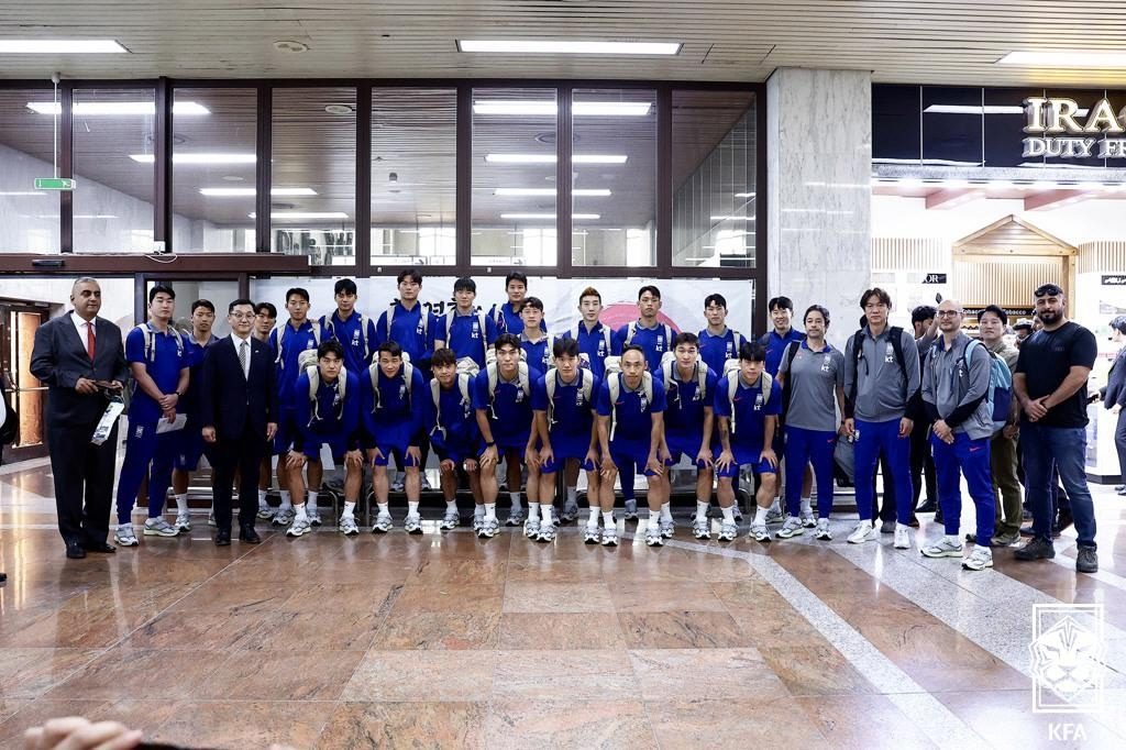 ▲3일(한국시간) 이라크 바스라 공항에서 기념 촬영을 하고 있는 한국 축구대표팀 선수단의 모습. (사진제공=대한축구협회)