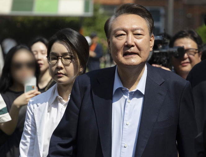 ▲윤석열 전 대통령과 김건희 여사가 21대 대통령 선거일인 3일 서울 서초구 원명초등학교에 마련된 서초4동 제3투표소에서 투표를 마친 뒤 차량으로 향하고 있다. 2025.6.3 [공동취재] (연합뉴스)