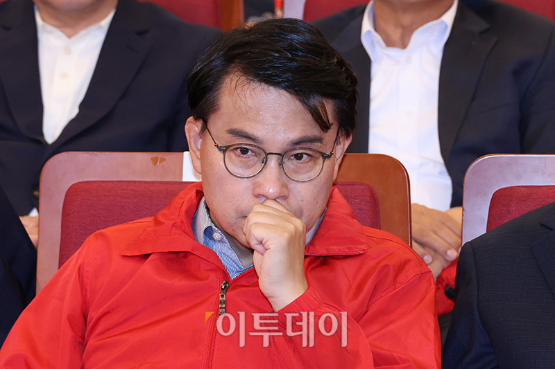 ▲국민의힘 윤상현 공동선대위원장이 3일 서울 여의도 국회 도서관에 마련된 국민의힘 개표 상황실에서 제21대 대통령 선거 방송3사 출구조사 결과를 보며 굳은 표정을 짓고 있다.