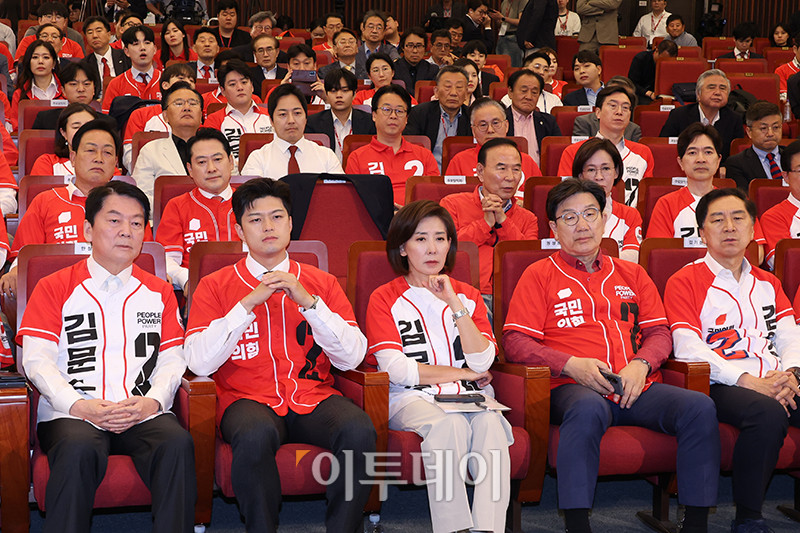 ▲국민의힘 안철수(앞줄 왼쪽부터) 공동선대위원장, 김용태 비상대책위원장, 나경원 공동선대위원장, 권성동 원내대표 겸 공동선대위원장, 김기현 공동선대위원장 등 당 지도부가 3일 서울 여의도 국회 도서관에 마련된 국민의힘 개표 상황실에서 제21대 대통령 선거 방송3사 출구조사 결과를 보며 굳은 표정을 짓고 있다.