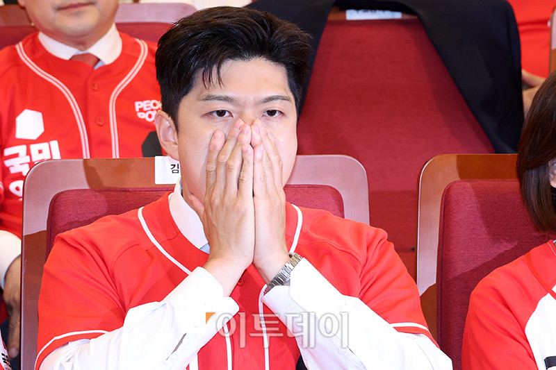 ▲김용태 국민의힘 비상대책위원장이 3일 서울 여의도 국회 도서관에 마련된 국민의힘 개표 상황실에서 제21대 대통령 선거 방송3사 출구조사 결과를 보며 굳은 표정을 짓고 있다.