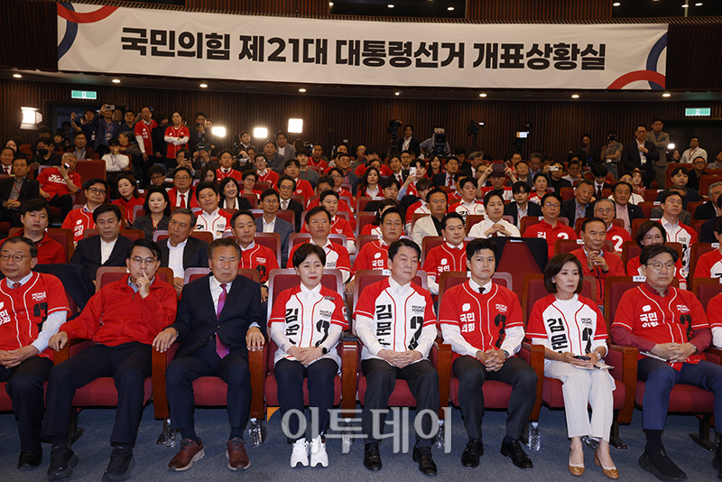 ▲국민의힘 이정현(앞줄 왼쪽부터) 공동선대위원장, 윤상현 공동선대위원장, 손학규 전 바른미래당 대표, 양향자 공동선대위원장, 안철수 공동선대위원장, 김용태 비상대책위원장, 나경원 공동선대위원장, 권성동 원내대표 겸 공동선대위원장 등 당 지도부가 3일 서울 여의도 국회 도서관에 마련된 국민의힘 개표 상황실에서 제21대 대통령 선거 방송3사 출구조사 결과를 보며 굳은 표정을 짓고 있다.