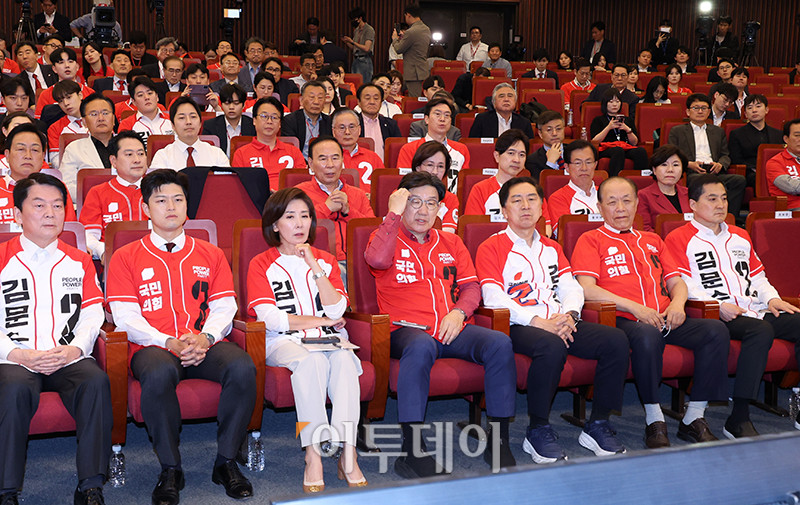 ▲국민의힘 안철수(앞줄 왼쪽부터) 공동선대위원장, 김용태 비상대책위원장, 나경원 공동선대위원장, 권성동 원내대표 겸 공동선대위원장, 김기현 공동선대위원장, 박대출 선대위 총괄지원본부장 등 당 지도부가 3일 서울 여의도 국회 도서관에 마련된 국민의힘 개표 상황실에서 제21대 대통령 선거 방송3사 출구조사 결과를 보며 굳은 표정을 짓고 있다.