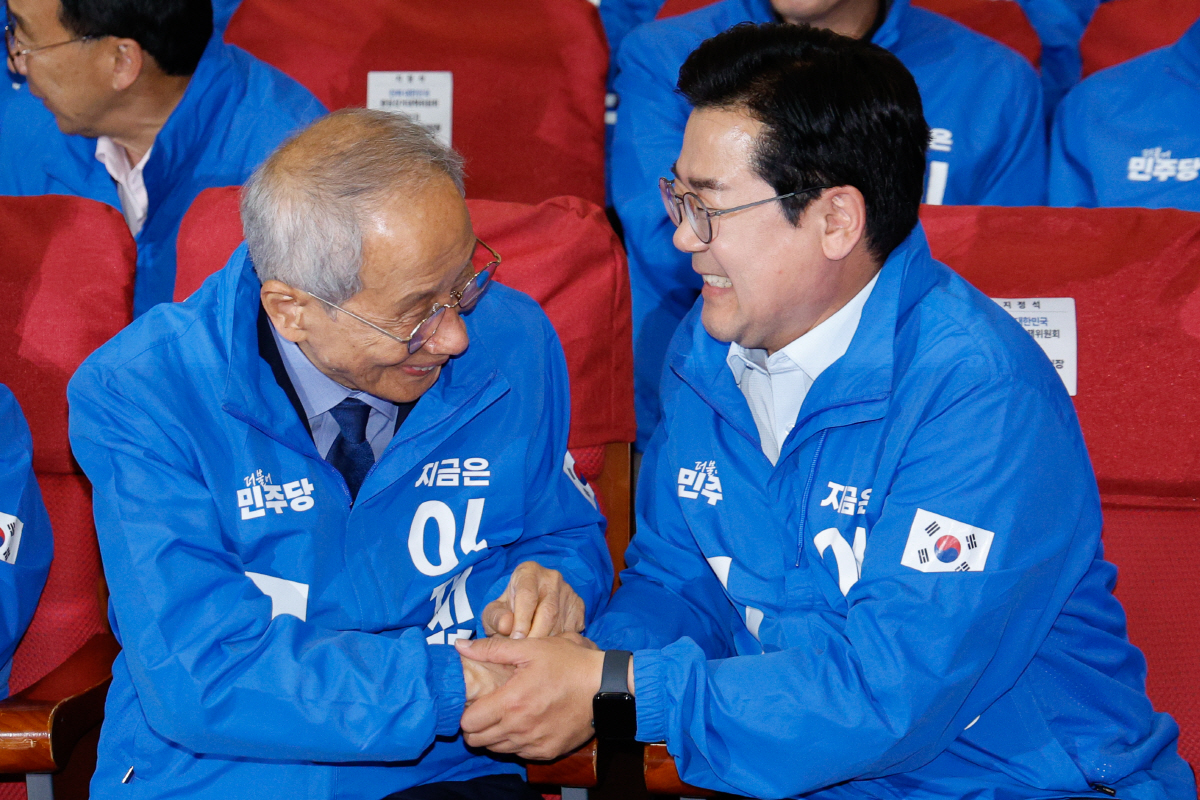 ▲더불어민주당 박찬대(오른쪽), 윤여준 상임총괄선대위원장이 3일 국회의원회관 개표상황실에서 제21대 대통령선거 지상파 출구조사 결과에서 이재명 후보가 51.7%로 앞서는 것으로 발표되자 기뻐하고 있다. 연합뉴스