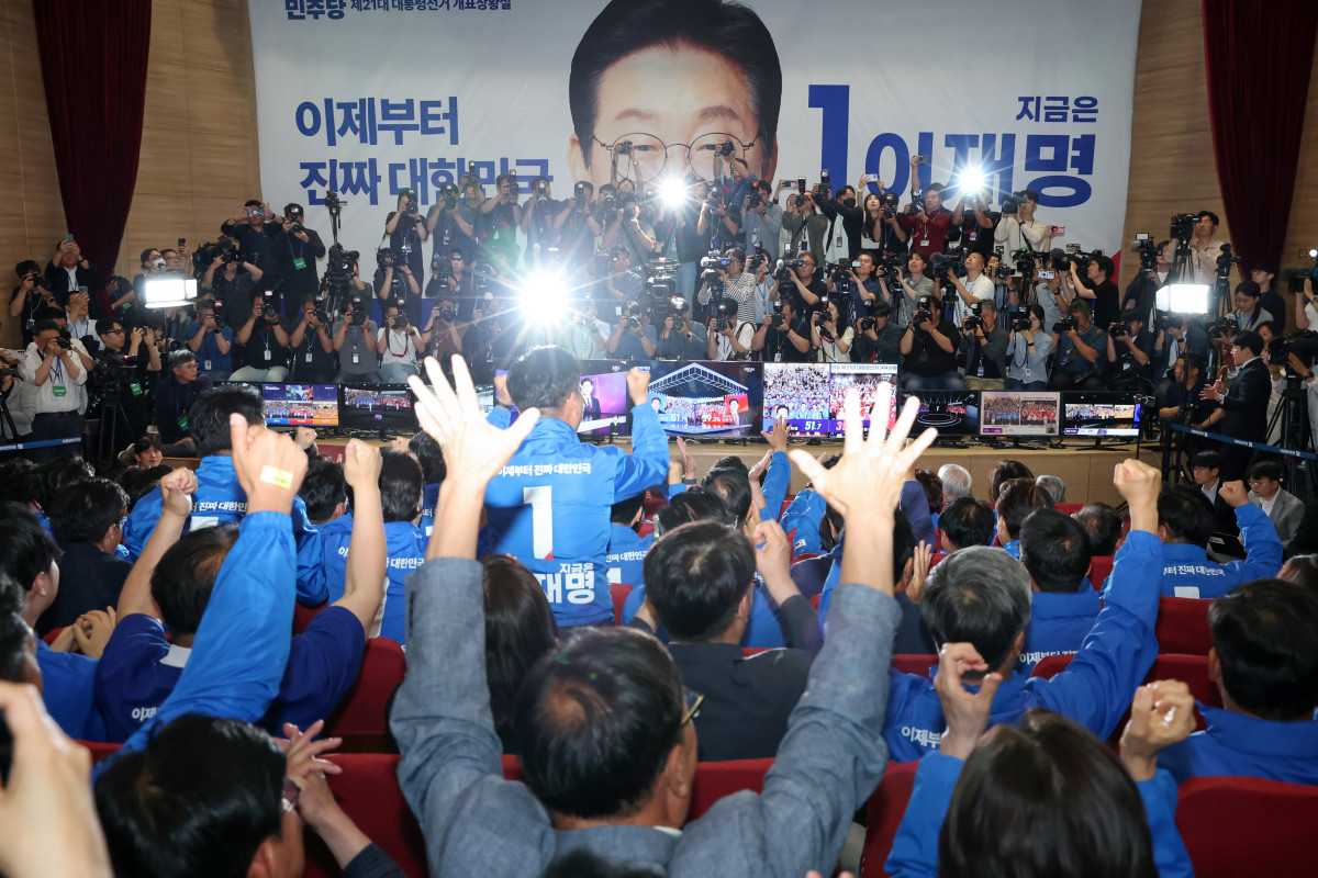 ▲더불어민주당 박찬대, 윤여준 상임총괄선대위원장을 비롯한 선대위 관계자들이 3일 국회의원회관 개표상황실에서 제21대 대통령선거 지상파 출구조사 결과에서 이재명 후보가 51.7%로 앞서는 것으로 발표되자 환호하고 있다. 2025.6.3 [공동취재]  