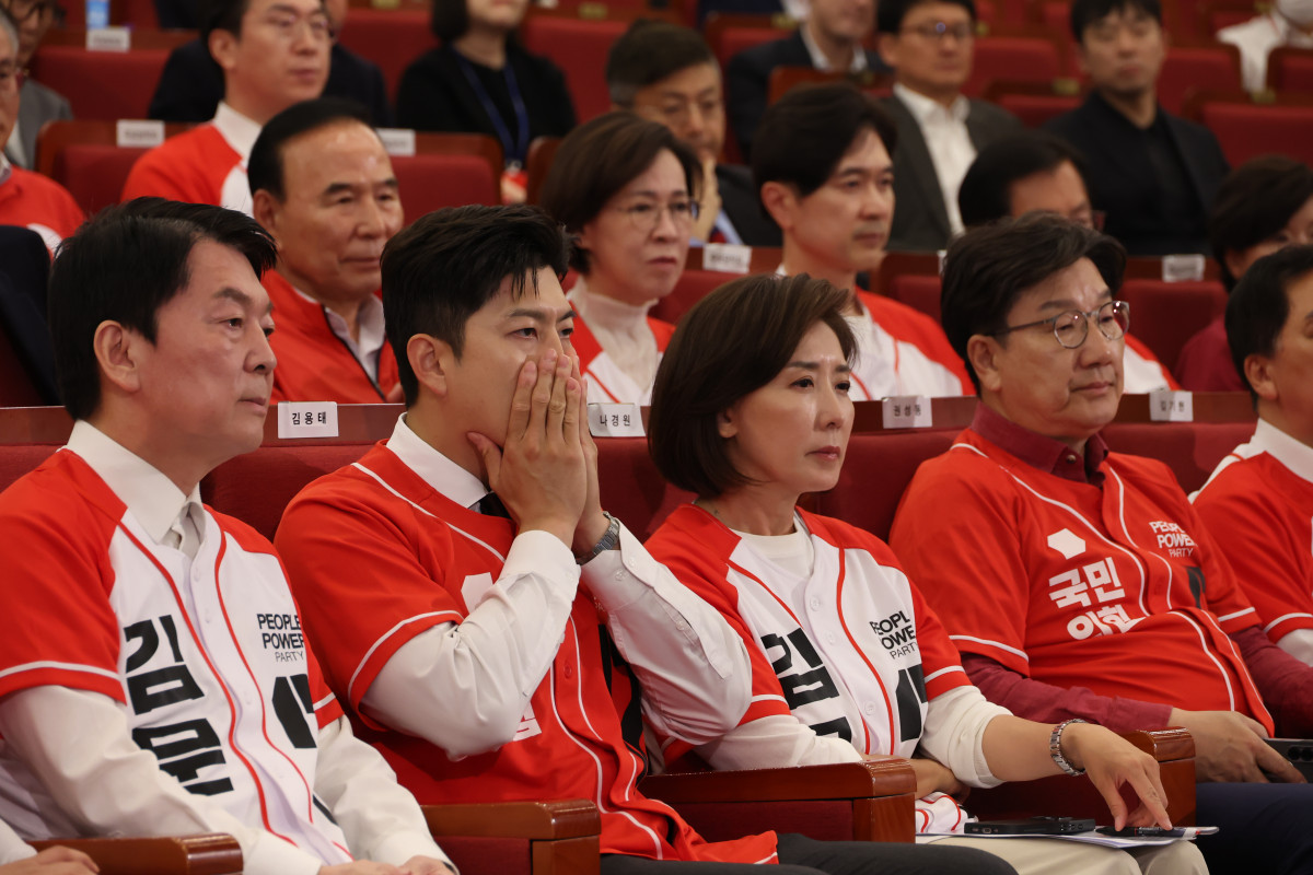 ▲국민의힘 김용태 비상대책위원장, 권성동 원내대표, 안철수, 나경원 의원 등이 3일 서울 여의도 국회도서관에 마련된 국민의힘 제21대 대통령선거 개표상황실에서 방송사 출구조사 결과를 지켜보고 있다. 2025.6.3 (연합뉴스)